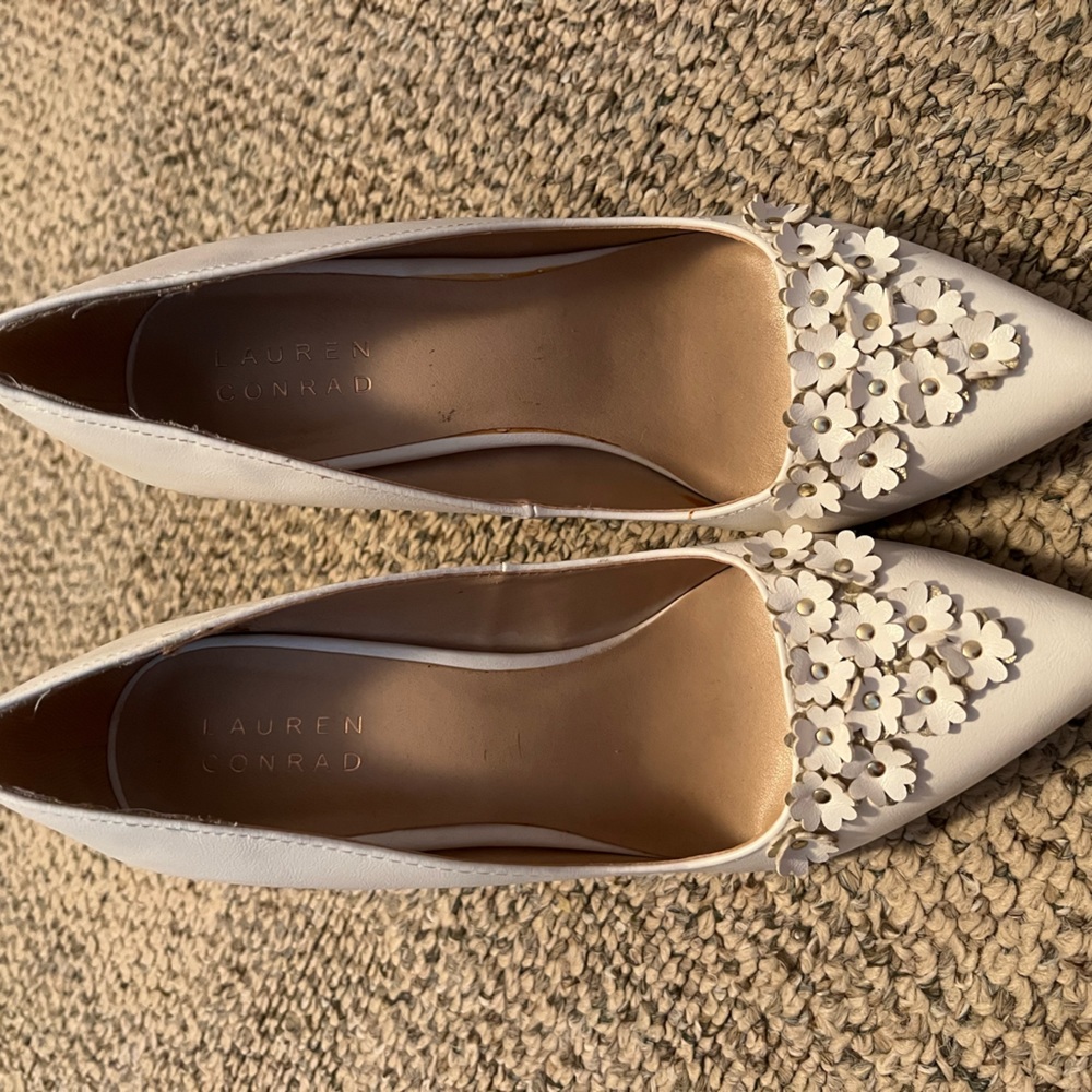 Laura Conrad White Flower Heels